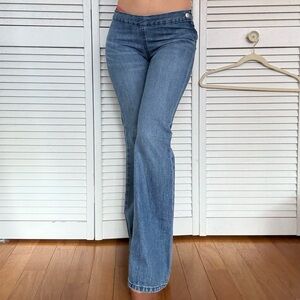 Low rise pocketless flare jean